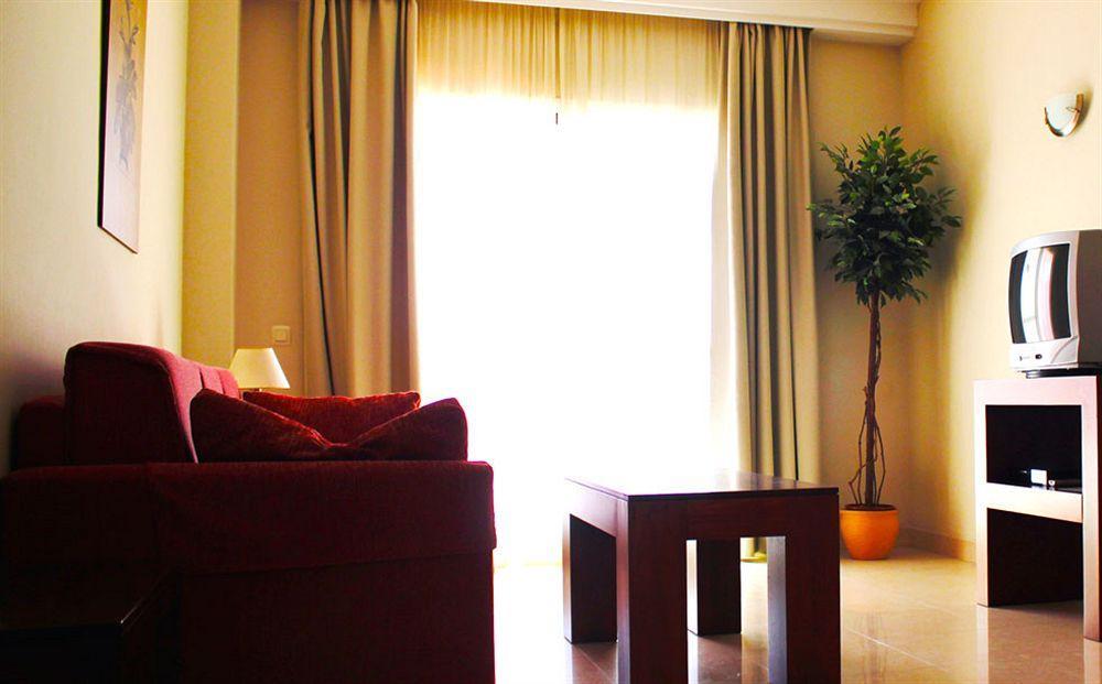 Apartamentos Turisticos Anoreta Rincón de la Victoria Екстериор снимка